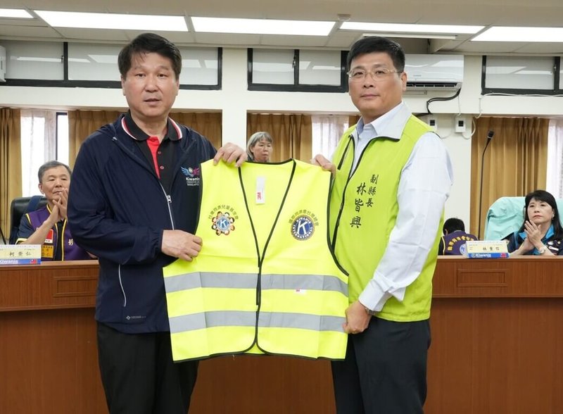 台灣同濟兒童基金會捐贈200件導護背心給澎湖國中小，13日在澎湖縣政府第一會議室由董事長馮輝文（前左）代表捐贈，副縣長林皆興（前右）等代表接受。（澎湖縣政府提供）中央社　115年5月13日