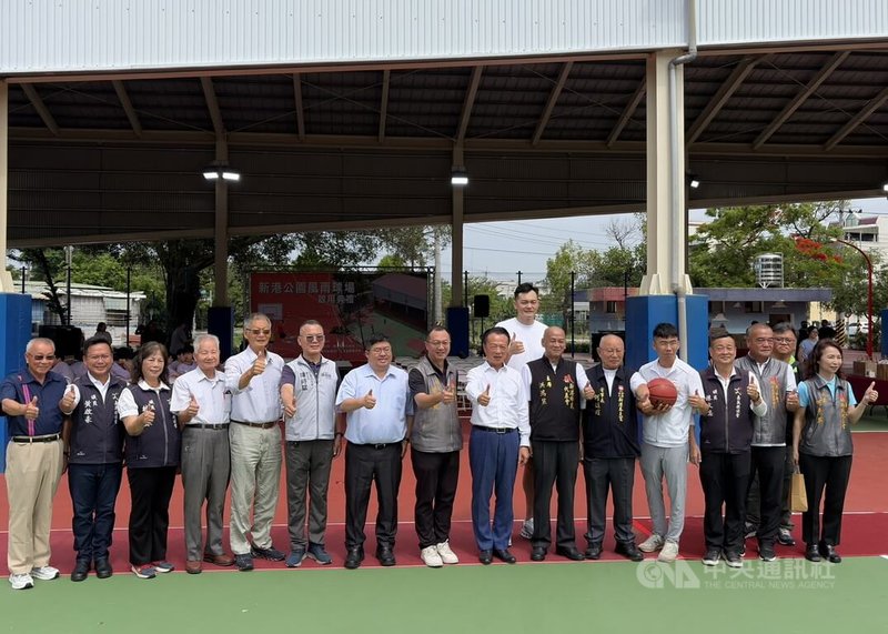 嘉義縣新港公園風雨籃球場13日啟用，知名籃球員吳岱豪（後中）返鄉參與剪綵活動，「鶴立雞群」相當醒目；縣長翁章梁（前排左9）、民進黨立委蔡易餘（前排左7）也出席。中央社記者蔡智明攝　115年5月13日