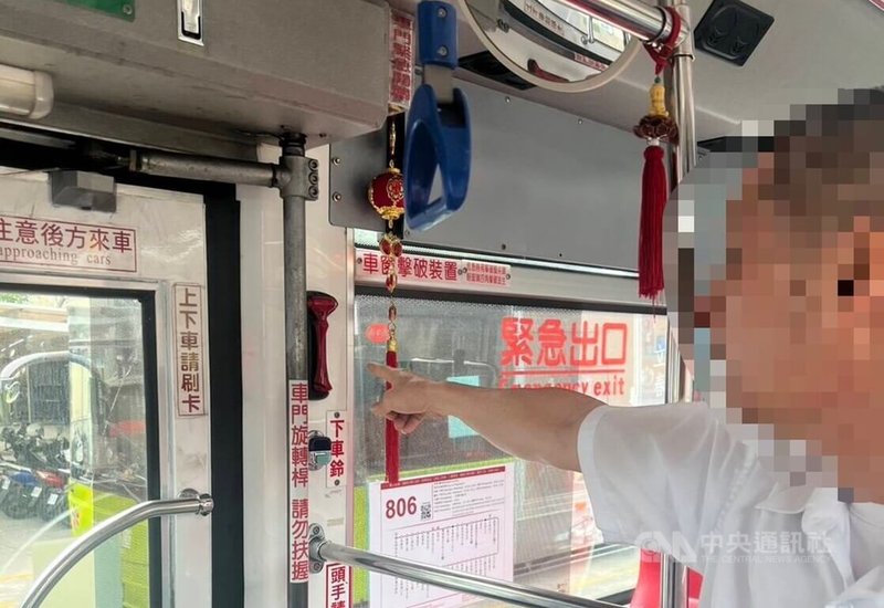 三重客運郭姓司機13日上午開車行經蘆洲區時，有乘客疑因未按鈴想下車遭制止，竟持車窗擊破器攻擊司機，警方獲報依現行犯逮人送辦。（翻攝照片）中央社記者王鴻國傳真　115年5月13日