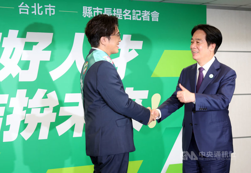 民進黨13日確定徵召立委沈伯洋(左)參選台北市長,下午由兼任民進黨主席的總統賴清德(右)主持提名記者會,現場為沈伯洋披上競選背帶,為他加油打氣。中央社記者張新偉攝 115年5月13日