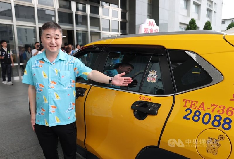 苗栗縣政府6月起與4大計程車隊合作，將敬老愛心卡服務範圍擴大至計程車，合作計程車在後座車窗會張貼苗栗吉祥物「貓裏喵」識別貼紙。中央社記者管瑞平攝　115年5月13日
