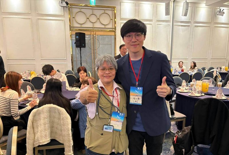 中國國民黨新北市黨部13日表示，新北市議員第7選區（永和）初選，民調結果為在地里長陳以樂（前右）出線，將依據民調結果報送提名審查會決議。（陳以樂提供）中央社記者黃旭昇傳真  115年5月13日