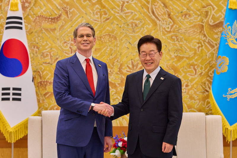 美國總統川普訪中之際，美國財政部長貝森特（左）、中國國務院副總理何立峰13日先在韓國進行經貿磋商，韓國總統李在明（右）也與貝森特會面。（青瓦台提供）中央社記者楊啟芳首爾傳真　115年5月13日