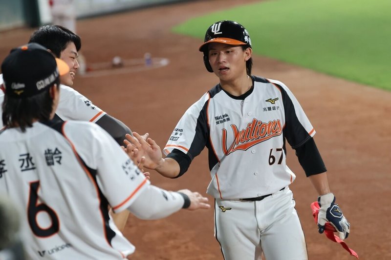 中職統一7-ELEVEn獅隊13日例行賽擊敗味全龍隊,成為史上首支達成2000勝里程碑的球隊;獅隊林泓弦(右)3打數敲出2支安打,貢獻1分打點,獲選單場MVP。(統一獅隊提供)中央社記者謝靜雯傳真 115年5月13日