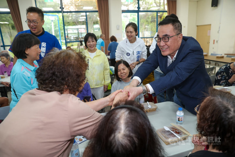 國民黨新北市長參選人李四川（右）13日上午在新北市，出席樹林南園里「長者共餐」活動，李四川與長者握手致意。中央社記者吳家昇攝 115年5月13日