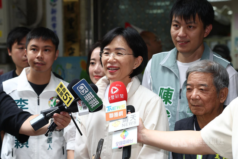 民進黨新北市長參選人蘇巧慧（中）13日受邀到新北市板橋後埔里與地方長者共餐，會前受訪時被問到黨內將推立法委員沈伯洋參選台北市長的看法，她說，相信他的能力和努力，也相信他會是台北市長很好的人選，會一起加油。中央社記者王騰毅攝  115年5月13日