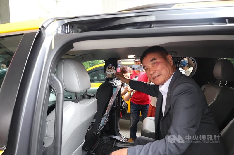 苗栗縣政府與4大車隊合作，6月起將敬老愛心卡擴大使用至計程車服務，補助搭乘區域涵蓋新竹、苗栗及台中市4縣市，每月補助200點。縣長鍾東錦（圖）13日示範持卡感應支付。中央社記者管瑞平攝　115年5月13日