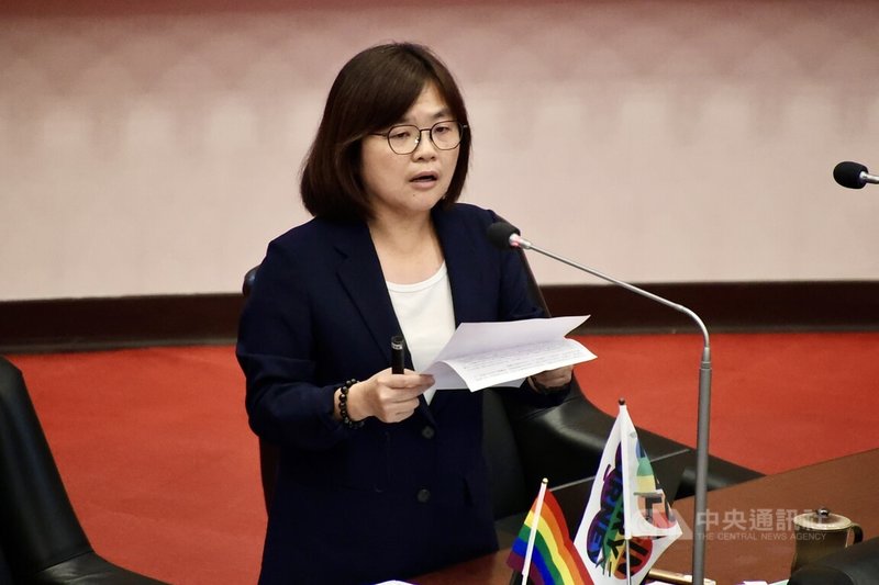 高雄市議會13日進行市政總質詢，民進黨籍議員陳慧文（圖）質詢時指出，鳳山火車站是重要交通樞紐，每日進出人次逾1萬人次，但周邊轉乘動線對行人不友善。中央社記者董俊志攝　115年5月13日