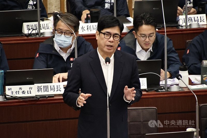 高雄市議會13日進行市政總質詢，市長陳其邁（前 中）率局處首長列席，並針對議員關切鳳山車站轉乘動線問題做出回應。中央社記者董俊志攝　115年5月13日