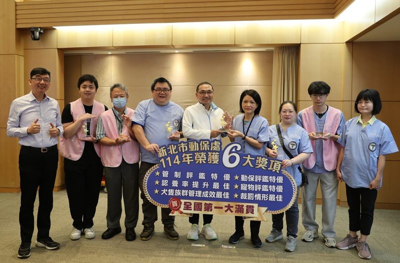 新北市農業局13日表示，農業部114年「動物收容管制業務評鑑」、「動物保護業務評鑑」及「寵物管理業務評鑑」中，新北市共獲6項全國第一佳績。13日市政會議中，動保處長楊淑方（右4）代表獻獎給市長侯友宜（右5）。（新北市府動物保護處提供）中央社記者黃旭昇傳真  115年5月13日