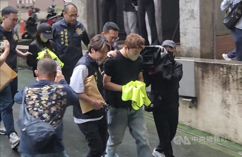 涉嫌共組愛情詐欺集團的黃姓男子（黃巾蓋手者）與妻子透過AI變聲技術，於各大交友平台鎖定被害人行騙，檢警循線逮人，13日下午陸續移送北檢複訊。中央社記者謝君臨攝　115年5月13日