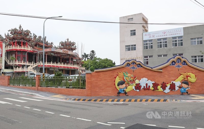 苗栗市西山聖帝廟透過客委會「客庄創生環境營造計畫」補助，打造廟宇客家意象圍牆、廟埕人行步道及廣場鋪面、出入口通道等。中央社記者管瑞平攝　115年5月13日