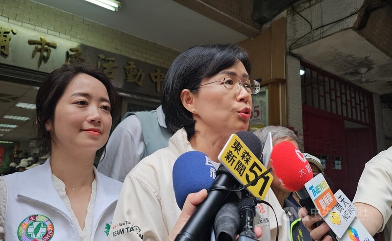 民進黨13日正式宣布徵召立委沈伯洋參選台北市長,同黨新北市長參選人蘇巧慧(中)受訪表示,沈伯洋會是台北市長非常好的人選,「我會和他一起努力」。中央社記者王鴻國攝 115年5月13日