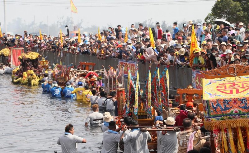 嘉義縣布袋鎮新塭嘉應廟百年傳統民俗活動「衝水路、迎客王」13日上午登場,吸引各地數千信眾共襄盛舉,場面熱鬧。中央社記者蔡智明攝 115年5月13日