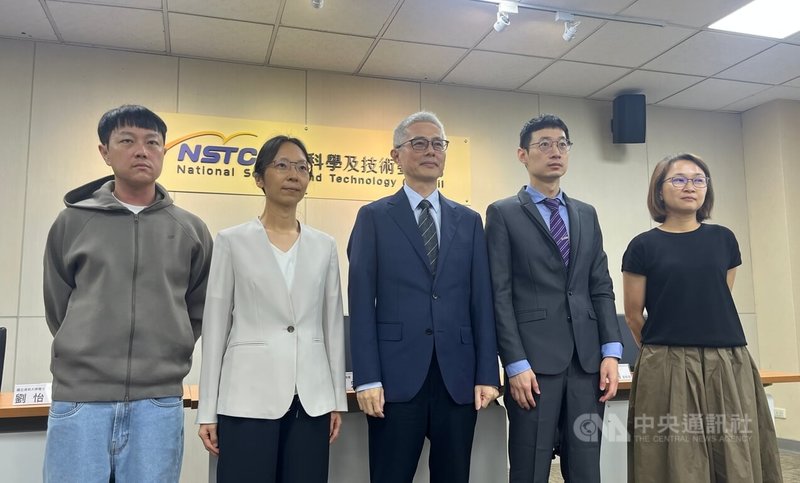 國科會13日舉辦研究成果記者會，國立清華大學電機工程學系副教授彭朋瑞（右2）、副教授謝秉璇（右1）、電子工程研究所副教授劉怡君（左2）及國研院台灣半導體研究中心副研究林銘偉（左1）共同組成研究團隊，開發四階脈衝振幅調變（PAM-4）傳收機。中央社記者趙敏雅攝　115年5月13日