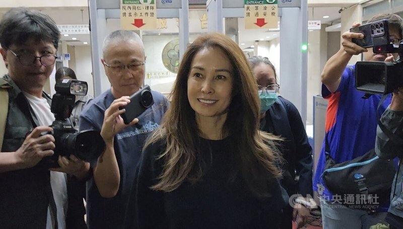 無黨籍立委高金素梅（中）涉詐領助理費等3案，北檢13日第3度傳喚釐清案情，訊後請回。高金素梅訊後受訪表示，人生難免會碰到困境，但她一定會勇敢面對。中央社記者謝君臨攝　115年5月13日