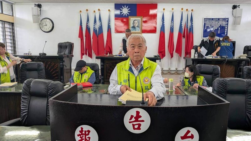 花蓮縣瑞穗鄉公所13日宣布，將發給鄉民每人新台幣3000元振興禮金，希望藉由實際行動回應民意，讓鄉親感受到地方政府對民生福祉的重視與關懷。圖中為瑞穗鄉長吳萬德。（瑞穗鄉公所提供）中央社記者李先鳳傳真　115年5月13日