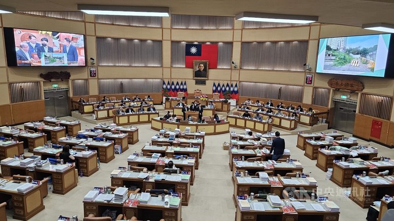 新北市議會13日進行業務質詢，多名議員針對淡江大橋正式通車首日出現指標設計、周邊交通動線規劃混亂等問題提出質詢。中央社記者王鴻國攝　115年5月13日