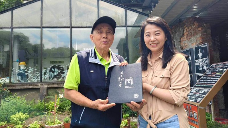 台灣大學創新設計學院（D-School）兼任副教授蔡佳芬（右），曾積極協助退休礦工周朝南（左）打造「猴硐礦工文史館」，日前並帶著學生前往認識礦業文化，同時致贈感謝狀給周朝南。（蔡佳芬提供）中央社記者黃旭昇傳真　115年5月13日