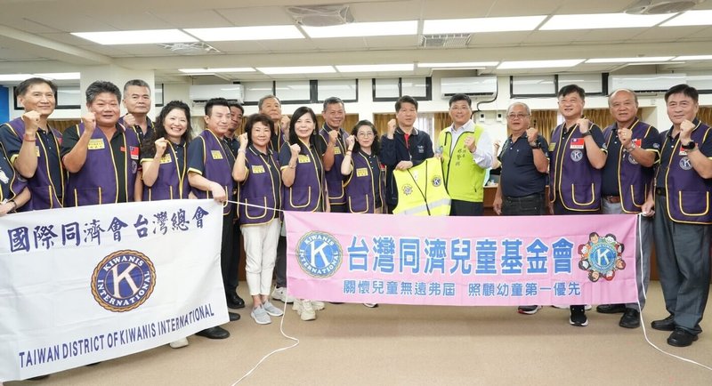 台灣同濟兒童基金會13日捐贈200件導護背心，提供澎湖國中小導護志工維護校園交通安全時使用，副縣長林皆興（右5）回贈感謝狀，感謝以民間公益力量展現社會溫暖。（澎湖縣政府提供）中央社　115年5月13日