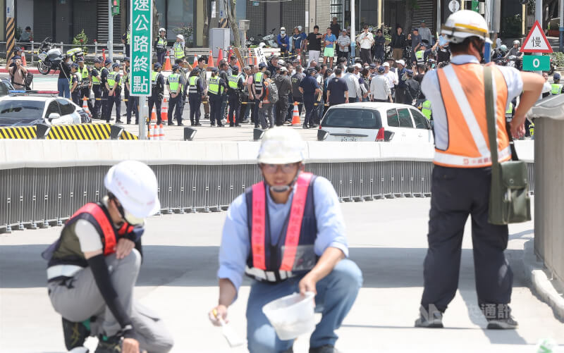 淡江大橋12日正式通車，有網紅發現機車道護欄螺栓未鎖緊，公路局表示，依工序已於12日下午將螺栓鎖緊。（中央社檔案照片）