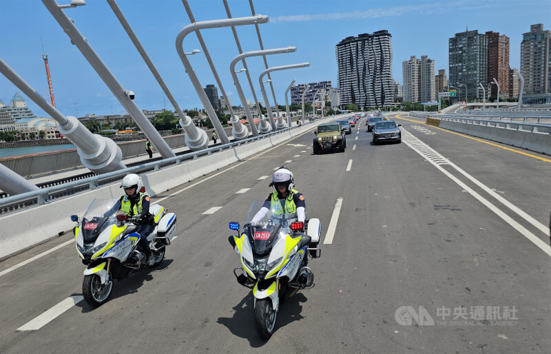 淡江大橋12日上午正式通車，在警車引導下，交通部長陳世凱開車（綠色吉普車）帶領車隊開上淡江大橋。中央社記者王鴻國攝　115年5月12日