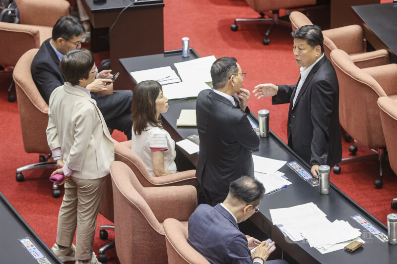 立法院全院委員會13日審查總統賴清德彈劾案，國民黨立院黨團總召傅崐萁（右）出席，會中與民眾黨立院黨團總召陳清龍等人交換意見。中央社記者鄭清元攝　115年5月13日