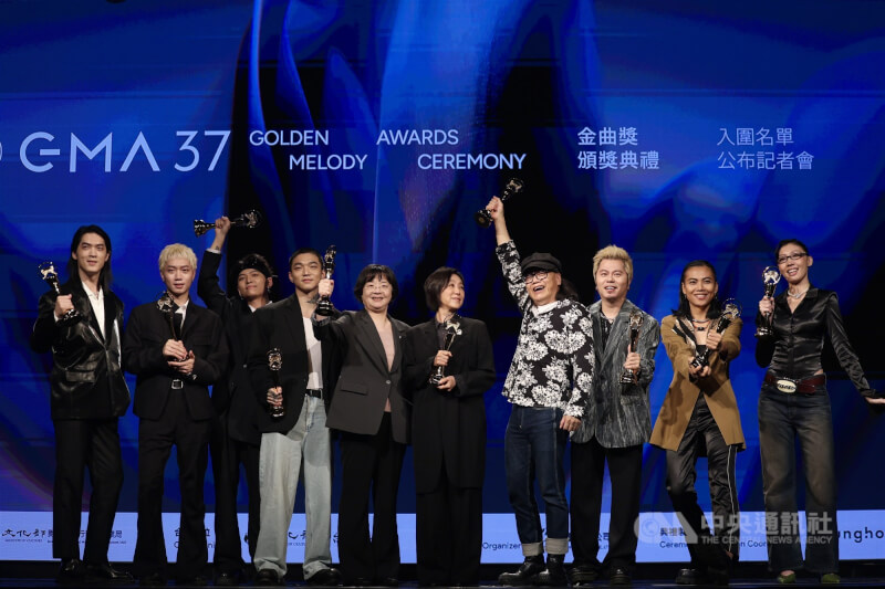 第37屆金曲獎入圍名單公布記者會13日下午在台北三創生活園區舉行，評審團主席黃韻玲（右5）、文化部次長徐宜君（左5）與揭獎嘉賓流氓阿德（右4）等人合影留念。中央社記者王飛華攝　115年5月13日