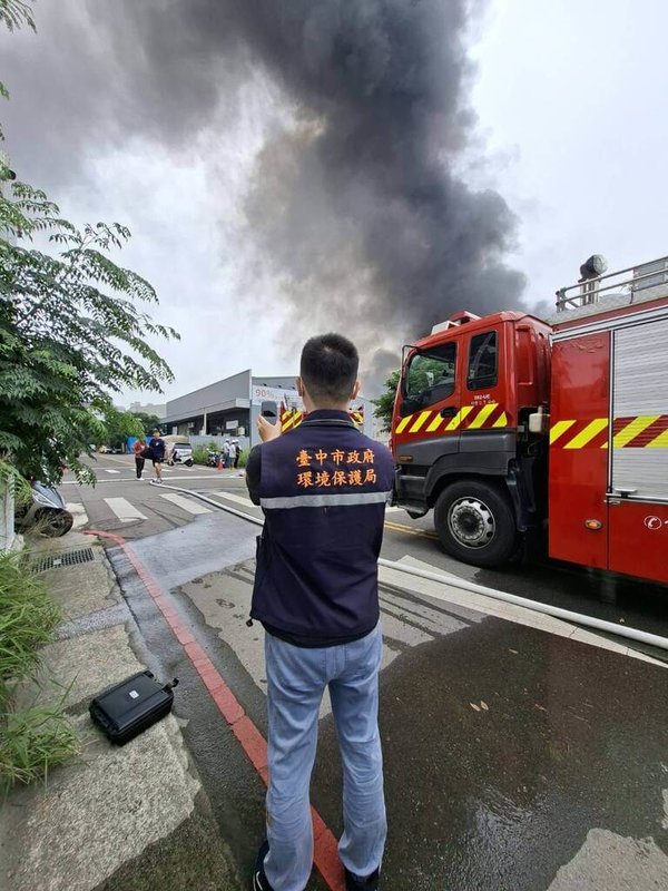 台中市北屯區一處興建中社宅13日發生火警，現場濃煙密布。台中市環保局派員到場監控空氣品質，除要求停工改善，也依建築法規定開罰新台幣1萬8000元。（台中市政府提供）中央社記者郝雪卿傳真  115年5月13日