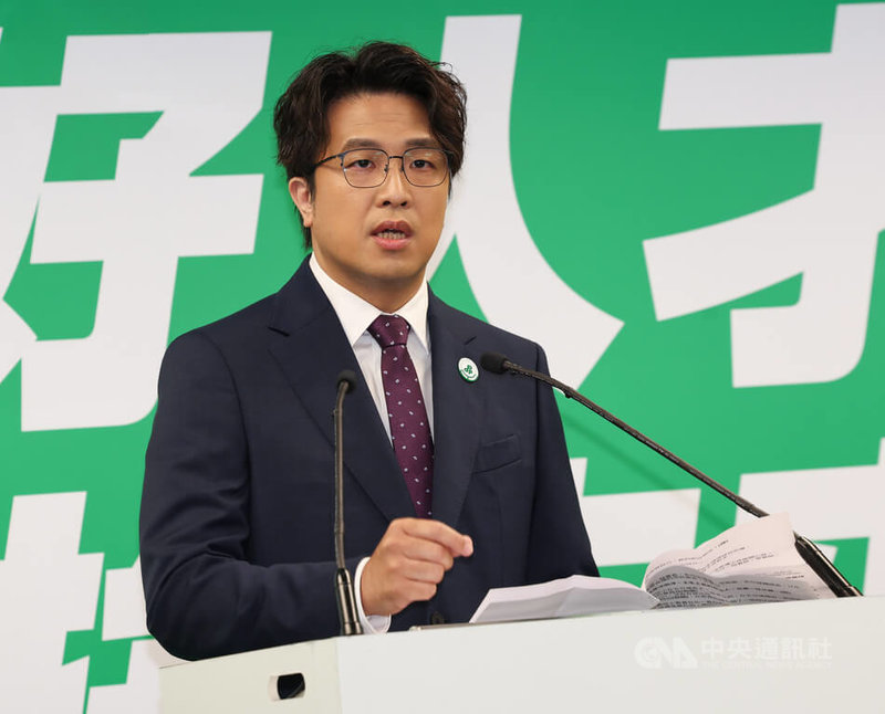 民進黨13日下午召開中執會通過提名徵召立委沈伯洋參選台北市長，沈伯洋在黨中央出席提名記者會，向媒體發表政策願景。中央社記者張新偉攝　115年5月13日