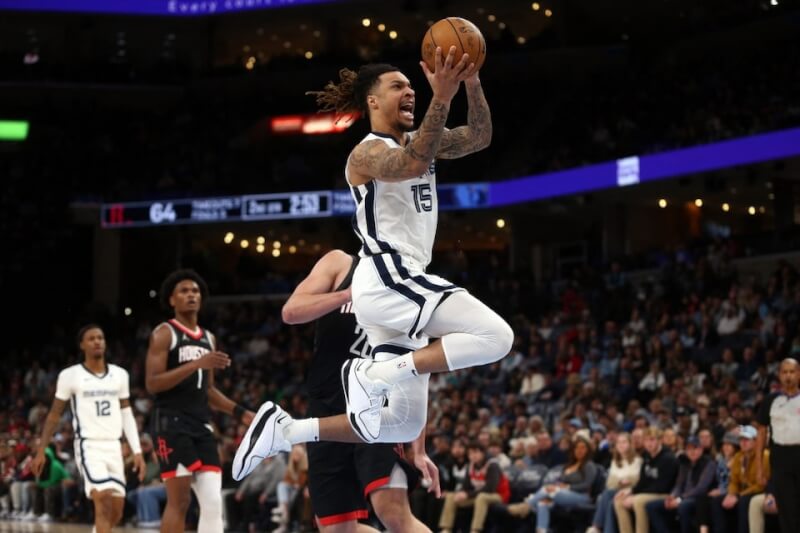 美國職籃NBA曼菲斯灰熊前鋒克拉克（前）2025年1月9日對上休士頓火箭第二節比賽時切入上籃。（路透社）
