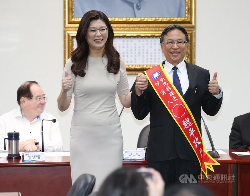 國民黨13日下午在中央黨部舉行中常會，通過徵召前考紀會主委魏平政（前右）參選彰化縣長，魏平政並與黨主席鄭麗文（前左）一同比讚合影。中央社記者謝佳璋攝 115年5月13日