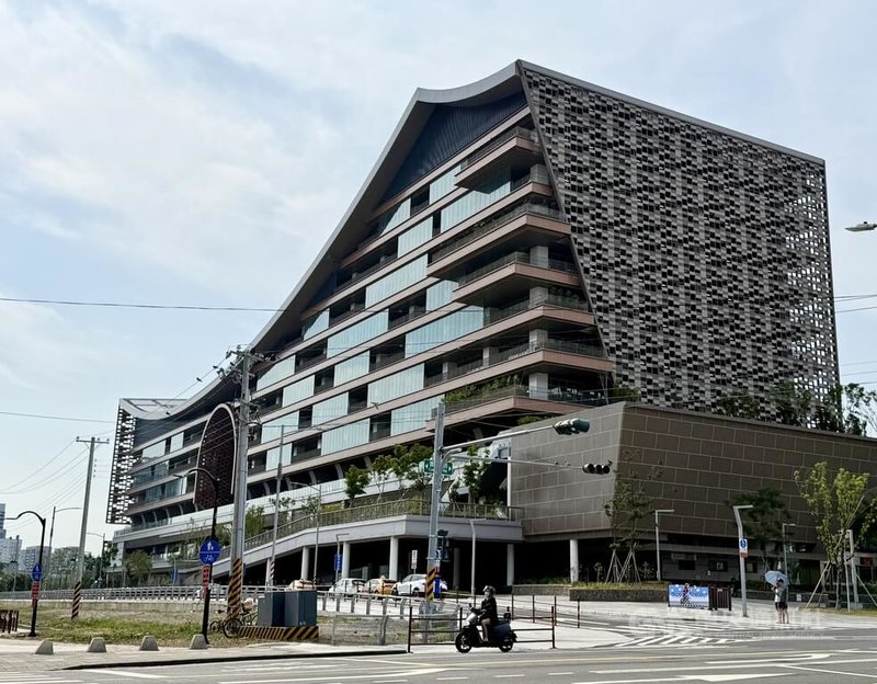 民進黨高雄市議員陳慧文13日在市議會質詢時指出，鳳山火車站（圖）每日進出人次高達1萬1000人次，但目前民眾若要轉乘高雄捷運O12鳳山站，須繞行至曹公路並在車陣中穿梭，危險且不便。中央社記者董俊志攝　115年5月13日