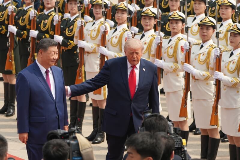 美國總統川普（前右）與中國國家主席習近平（前左）在北京會面。（美聯社）