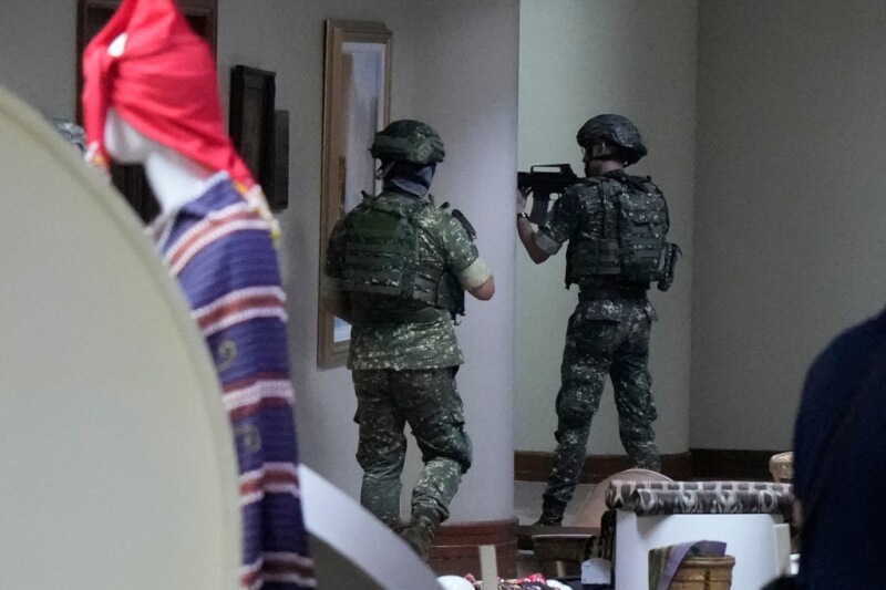 菲律賓參議院大樓內13日晚間出現穿軍服、荷槍實彈的人員。（美聯社）