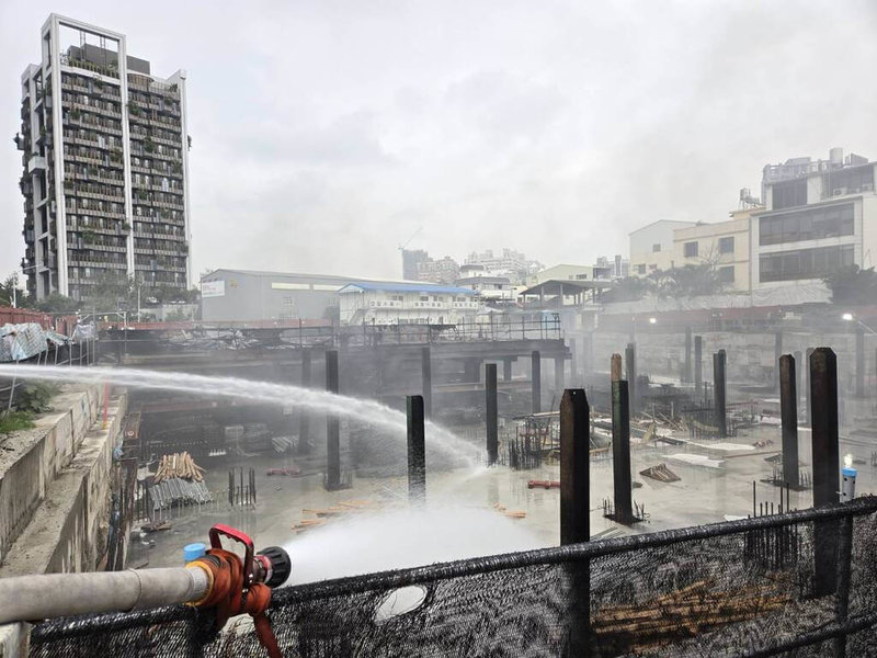 台中市北屯區新平好室社宅工地13日發生火災，火勢燒了14小時後熄滅，因火場溫度高，台中市消防局14日上午派員現場灑水降溫。（民眾提供）中央社記者趙麗妍傳真　115年5月14日