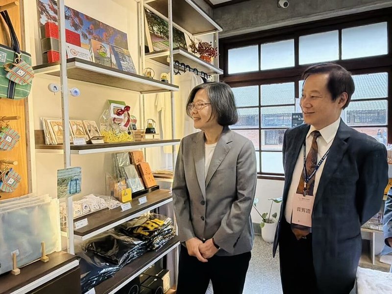 東海大學校長張國恩（右）12年前擔任台灣師範大學校長時，也曾主持前總統蔡英文（左）的校園演講，相隔12年後，雙方再度於東海大學相聚。（東海大學提供）中央社記者趙麗妍傳真 115年5月14日