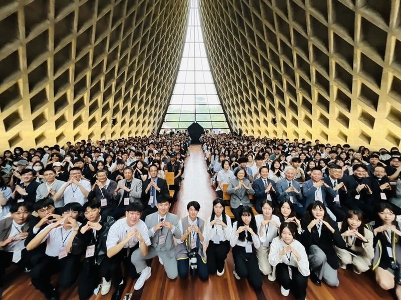 前總統蔡英文（2排右7）14日赴東海大學演講，她認為每個人都應該對自己負責，鼓勵學生在人生每個階段都創造屬於自己的「Landmarks（人生里程碑）」。（東海大學提供）中央社記者趙麗妍傳真　115年5月14日
