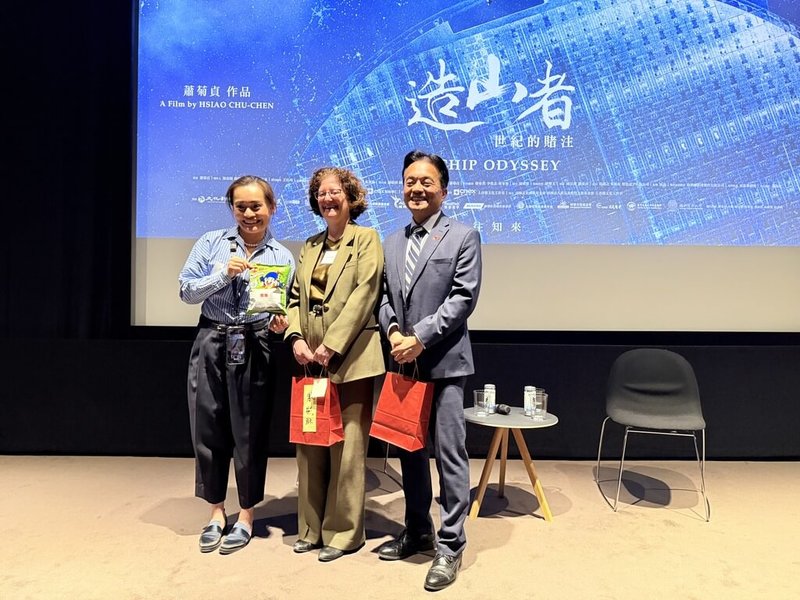 駐丹麥代表處與丹麥台灣協會13日舉辦「造山者」紀錄片放映會。丹麥台灣協會會長黃伊敏（左）致贈台灣科技界「鎮機之寶」綠色乖乖給丹麥量子公司執行長斯莫利亞（中）。（駐丹麥代表處提供）中央社記者辜泳秝斯德哥爾摩傳真　115年5月14日