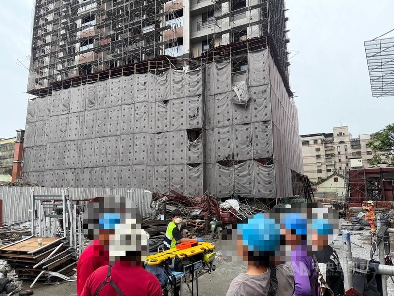 新北市新莊區1處工地鷹架14日上午倒塌，1名工人自高處墜落，送醫搶救；另1名在地面的工人被鷹架壓傷，救出後送醫仍不治。（翻攝照片）中央社記者曹亞沿傳真　115年5月14日