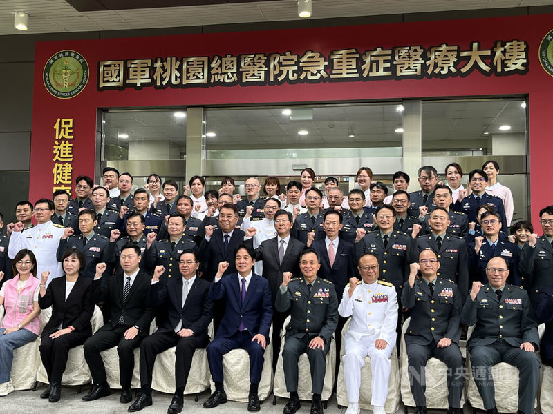 國軍桃園總醫院急重症醫療大樓14日落成啟用典禮,總統賴清德(前排中)出席提出3點期勉,盼往健康台灣目標前進。中央社記者葉臻攝 115年5月14日