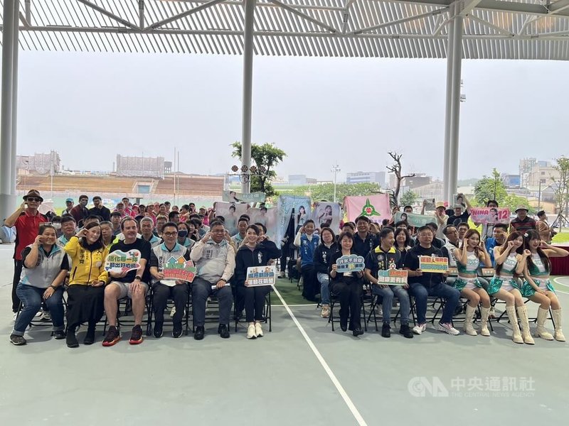 新竹市香山綜合運動場風雨球場14日啟用，客委會副主委廖育珮（前右6）、新竹市長高虹安（前左6）等人出席見證。中央社記者魯鋼駿攝　115年5月14日