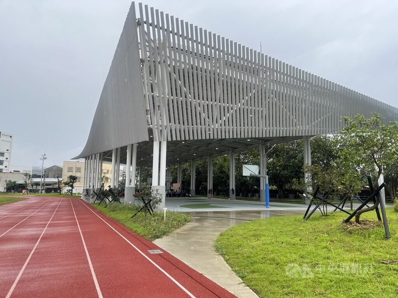 新竹市政府14日舉行「香山風雨球場啟用典禮」，市長高虹安表示，香山綜合運動場是地方居民重要休閒與運動據點，隨著人口成長與市民運動需求增加，市府會持續盤點地方需求，積極推動整體升級工程。中央社記者魯鋼駿攝　115年5月14日