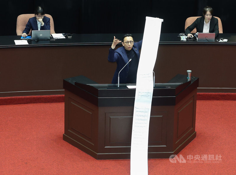 立法院全院委員會14日審查總統賴清德彈劾案，由各黨團推派委員發言。國民黨立委葛如鈞（中）上台時批評賴總統多項政見跳票，並把印有賴總統政見的一疊紙丟在地上。中央社記者謝佳璋攝  115年5月14日
