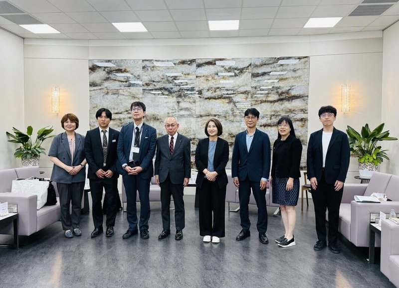 日本鹿兒島縣訪團14日拜會屏東縣長周春米（右4），雙方就智慧教育、火箭發射場域進行交流，盼持續深化合作基礎。（屏東縣政府提供）中央社記者李卉婷傳真 115年5月14日