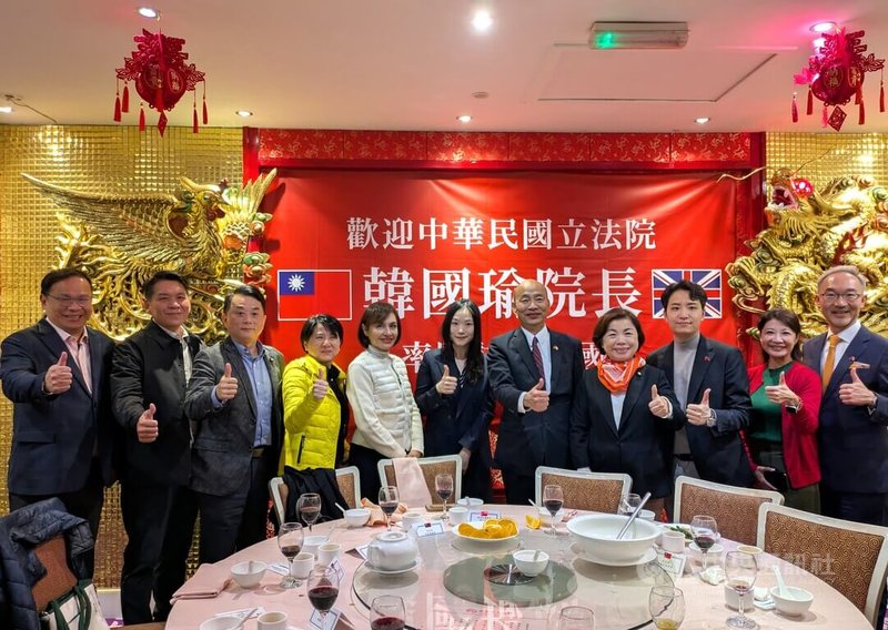 立法院長韓國瑜（右5）率跨黨派立委訪問團，13日抵達倫敦，晚間設宴與旅英台商和僑界交流，圖為韓國瑜與訪英立委、駐英國代表姚金祥（右1）、歐洲台灣商會聯合總會會長李欣恬（右6）等人合影。中央社記者陳韻聿倫敦攝　115年5月14日