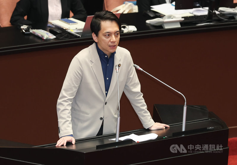 立法院全院委員會14日審查總統賴清德彈劾案，由各黨團推派委員發言。圖為國民黨立委牛煦庭說明提出彈劾案的原因。中央社記者謝佳璋攝　115年5月14日