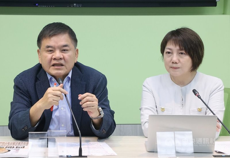 民進黨立法院黨團幹事長莊瑞雄（左）、書記長范雲（右）召開輿情回應記者會，表示在野黨發動政治鬥爭，民進黨團不陪他們演戲，因此不出席審查會，但投票那天會進場投票，嚴正表達反對的態度。中央社記者郭日曉攝 115年5月14日