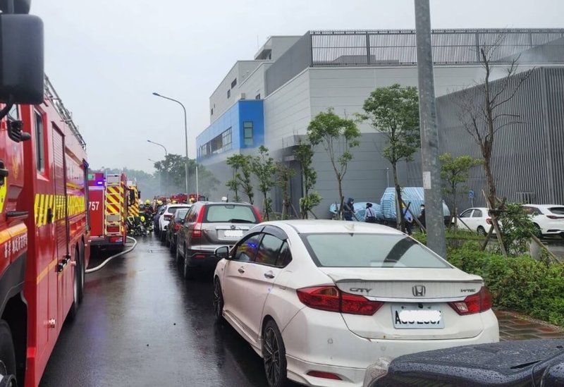 位於竹科銅鑼園區的國家儲能系統檢測中心14日下午疑因鋰電池熱失控後引發濃煙，苗栗縣消防局獲報出動人車趕往協助，現場無人員受傷。（民眾提供）中央社記者管瑞平傳真　115年5月14日