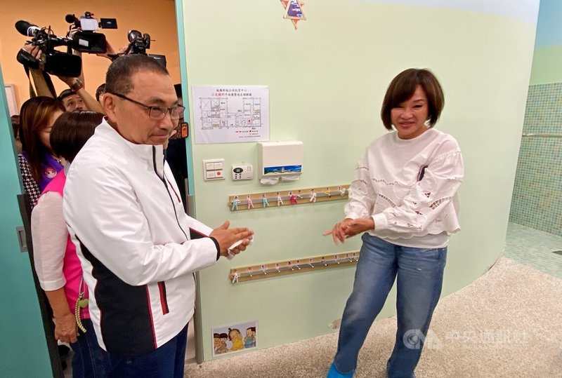 國民黨立委柯志恩（右）14日到新北市板橋區新板公共托育中心，並與市長侯友宜（前左）一同參訪盥洗設施等。中央社記者黃旭昇攝　115年5月14日